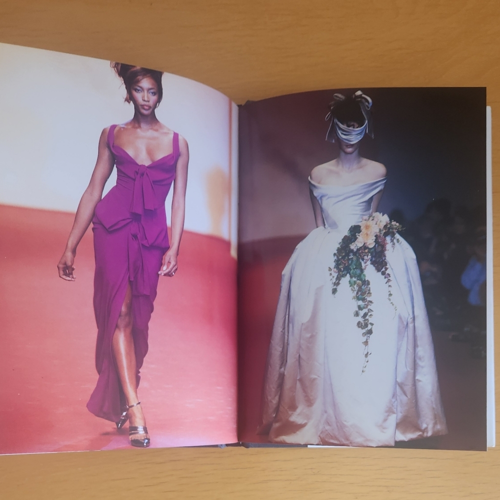 Assouline – Vivienne Westwood Universe of Fashion (1998) - Picture 13 of 16